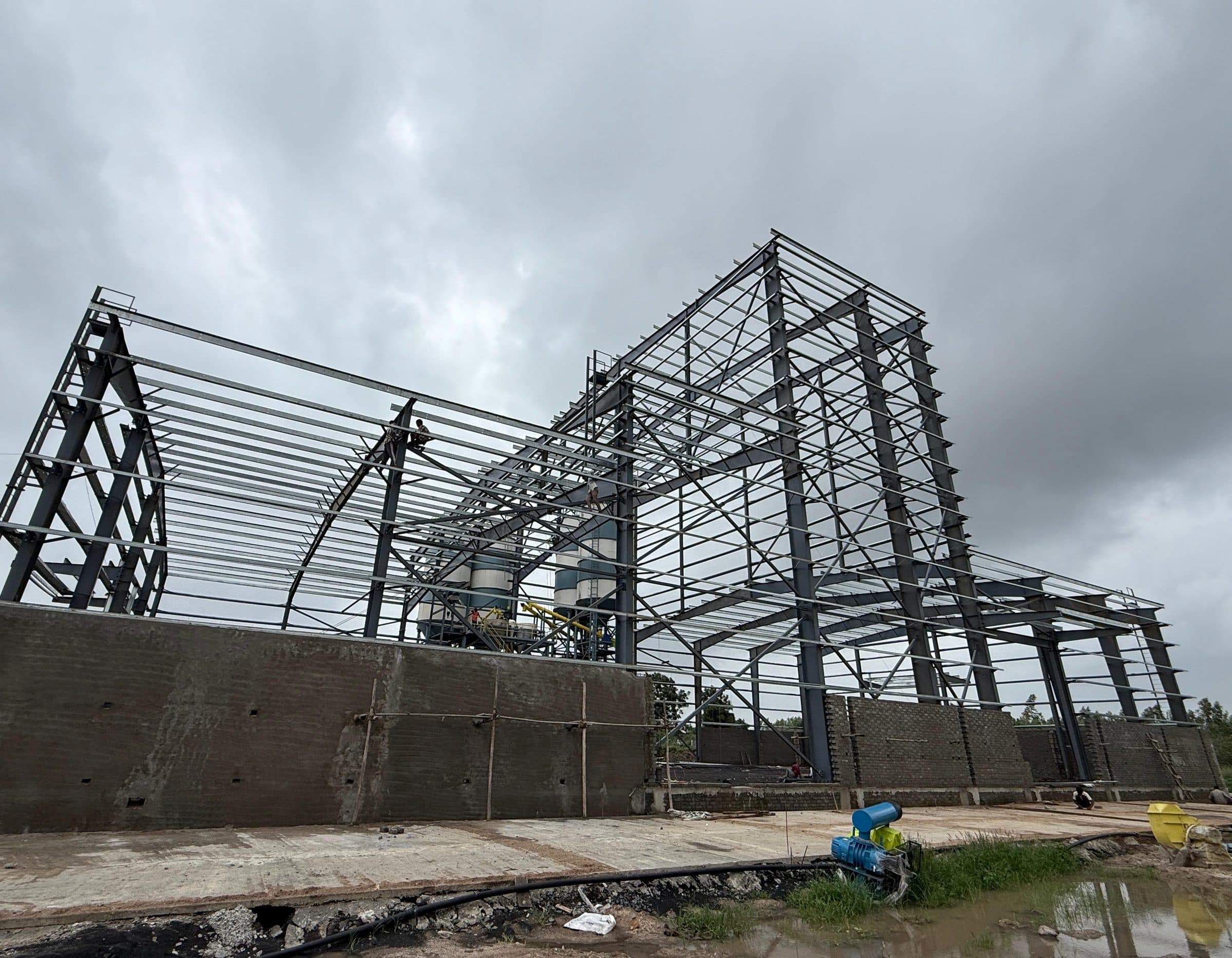 Multi-gable PEB steel frame under erection by AcuFabInfraStructure